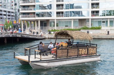 Toronto, Kanada - 2 Temmuz 2016: Tiki Taksi Toronto Limanı ve Toronto Adaları 'na gidiş-dönüş seferleri sunuyor