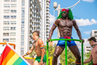 Toronto, CA - 3 Temmuz 2016: Onur yürüyüşü sırasında gogo dansçıları gösteri yapıyor