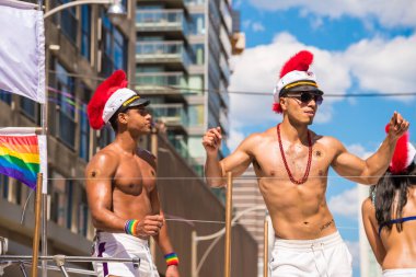 Toronto, CA - 3 Temmuz 2016: Onur yürüyüşü sırasında gogo dansçıları gösteri yapıyor