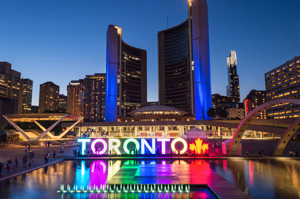 Торонто, Калифорния - 24 июня 2017 года: Мэрия Торонто и площадь Натана Филлипса в сумерках
