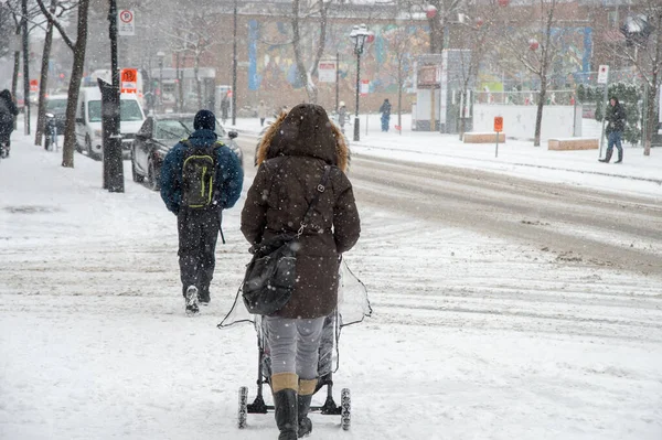 Montreal Grudnia 2016 Burza Śnieżna Montrealu Piesi Mont Royal Avenue — Zdjęcie stockowe