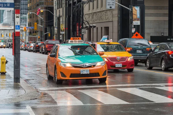 Toronto Canadá Junio 2017 Taxis Centro Toronto Día Lluvioso —  Fotos de Stock