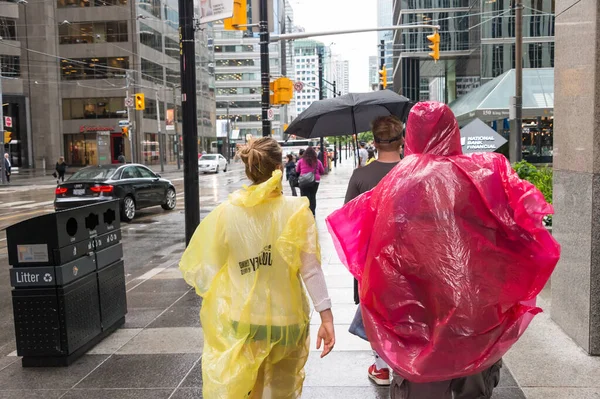 Торонто Канада Июня 2017 Толпа Людей Зонтиками Дождевыми Пончо Дождливый — стоковое фото