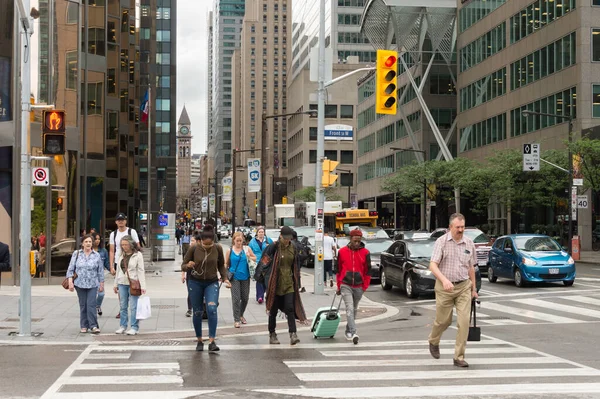 Toronto Canadá Junio 2017 Una Multitud Personas Cruzando Calle Front —  Fotos de Stock
