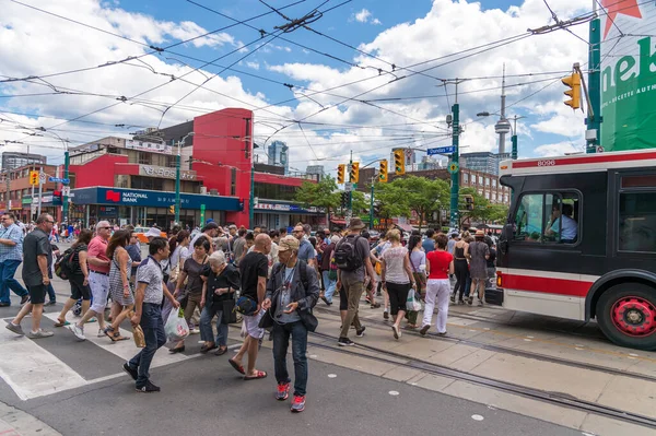 Esquina Dundas Spadina Toronto Con Gente Caminando Por Paso Peatones —  Fotos de Stock