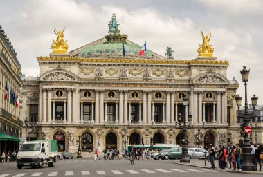 PARIS, FRANCE - 16 Haziran 2014. Palais Garnier Opera Binası önünde trafik ve turistler