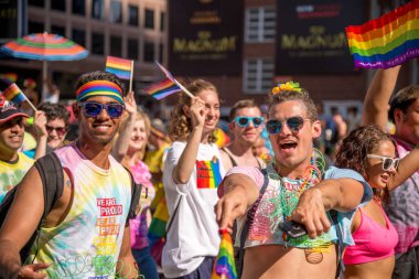 Toronto, CA - 3 Temmuz 2016: Mutlu geçit töreni katılımcıları 2016 Toronto Eşcinsel Onur Yürüyüşü 'ne katıldı