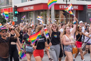 Montreal, CA - 20 Ağustos 2017: Mutlu ve gülümseyen insanlar Montreal Gay Onur Yürüyüşüne katılıyor.