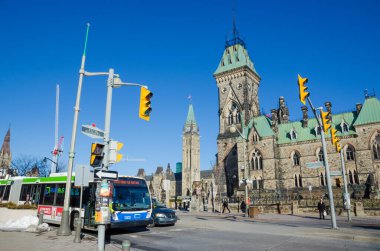 OTTAWA, CANADA - 15 Nisan 2016: Wellington Caddesi ve Kanada Parlamentosu, Ottawa.