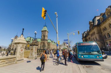OTTAWA, CANADA - 15 Nisan 2016: Wellington Caddesi ve Kanada Parlamentosu, Ottawa.