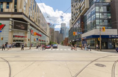 Toronto, Kanada - 2 Temmuz 2016: Toronto 'da Dundas Caddesi ve Bay Caddesi köşesinde yaya geçidinde yürüyen insanlar