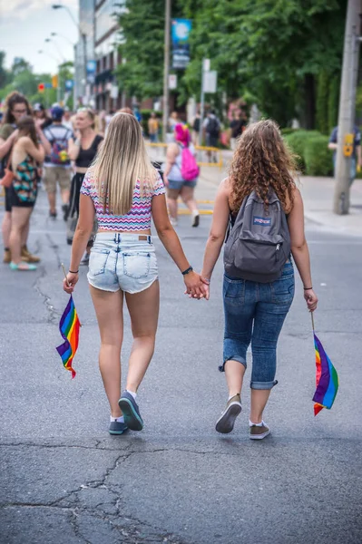 Торонто Каліфорнія Липня 2016 Року Дві Дівчини Тримають Руки Гей — стокове фото