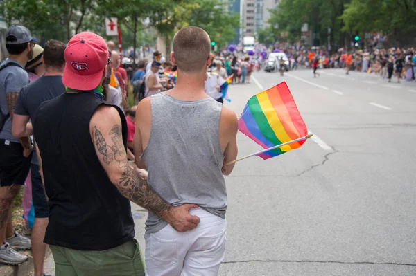 Montreal Canada Srpna 2017 Pohled Zezadu Homosexuální Mužský Pár Držící — Stock fotografie