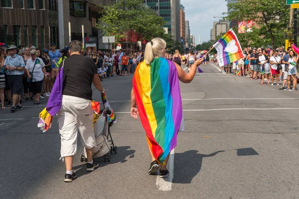 Montreal Agosto 2017 Mujer Con Bandera Gay Arcoíris Espalda Participando — Foto de Stock