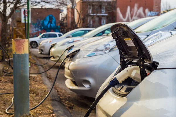 Montreal Mart 2016 Şarj Istasyonunda Elektrikli Arabalar Şarj Ediliyor — Stok fotoğraf