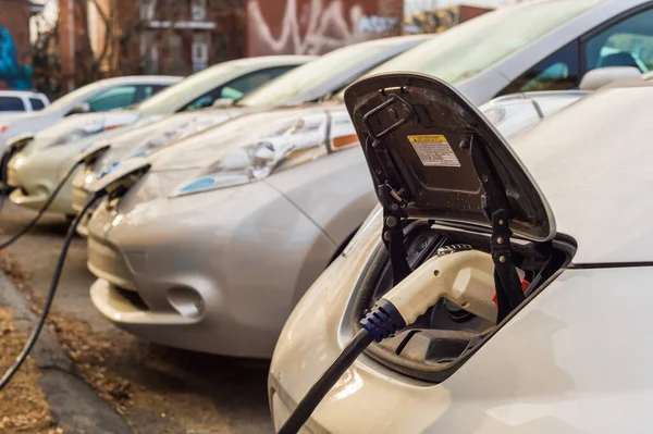 Montreal Mart 2016 Şarj Istasyonunda Elektrikli Arabalar Şarj Ediliyor — Stok fotoğraf