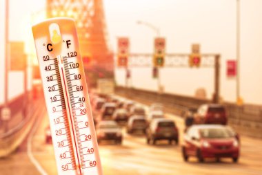 Montreal 'de sıcak hava dalgası sırasında arabaların önündeki termometre ve trafik.
