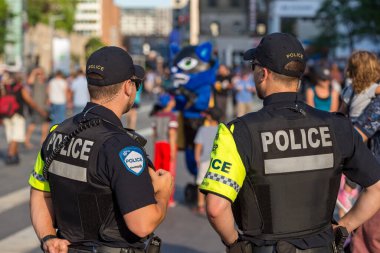 Montreal, Kanada - 3 Temmuz 2017: Caz Festivali 'nde iki polisin arka görünümü