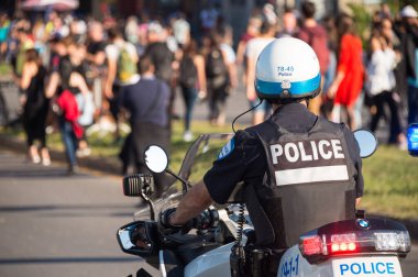 Montreal, CANADA - 2 Eylül 2017: Electro Parade sırasında motosikletli polis memuru