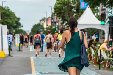 Montreal, CA - 26 Temmuz 2020: Covid-19 salgını sırasında Mont Royal Bulvarı 'ndaki Voies aktif menkul kıymetler (güvenli aktif ulaşım devresi)