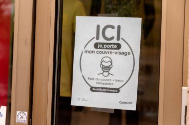 Montreal, CA - 26 Temmuz 2020: Mağazaya girmek için tıbbi maske takmamak veya yüz maskesi takmamak gerektiğini belirten imza