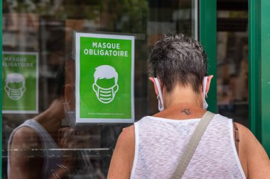 Montreal, CA - 26 Temmuz 2020: Mağazaya girmek için tıbbi maske takmamak veya yüz maskesi takmamak gerektiğini belirten imza