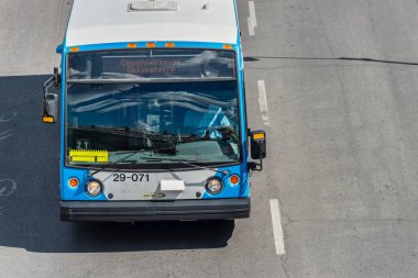 Montreal, Kanada - 7 Temmuz 2019: Park Avenue 'da STM toplu taşıma otobüsü.