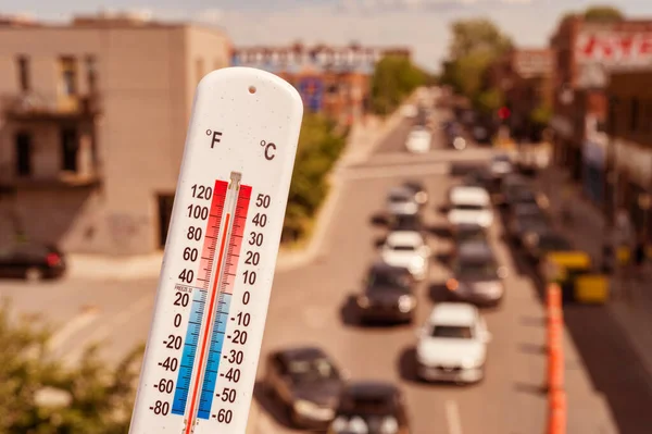 モントリオールの熱波の間の車や交通の前の温度計 — ストック写真