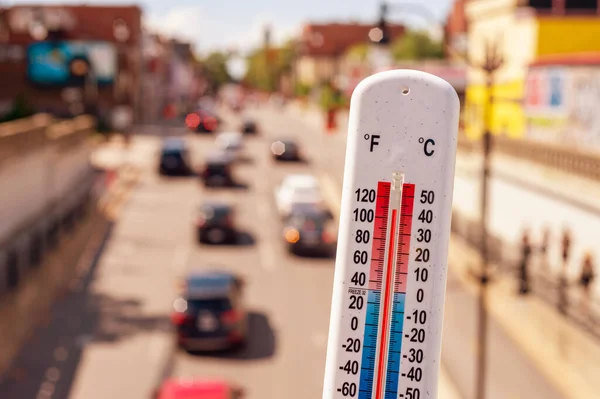 Montreal 'de sıcak hava dalgası sırasında arabaların önündeki termometre ve trafik.