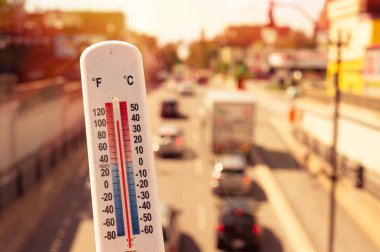 Montreal 'de sıcak hava dalgası sırasında arabaların önündeki termometre ve trafik.