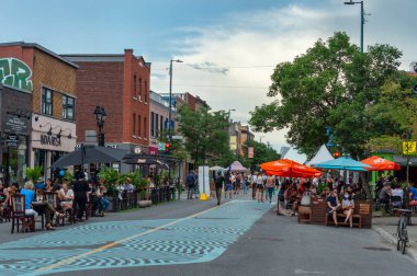 Montreal, CA - 30 Temmuz 2020: Covid-19 salgını sırasında Mont Royal Bulvarı 'nda faaliyet gösteren güvenlik görevlileri (güvenli aktif ulaşım devresi)