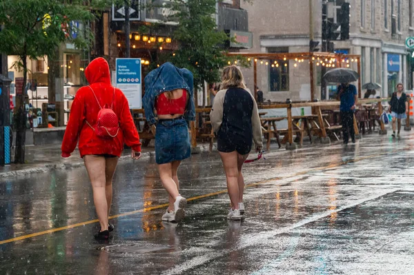 Монреаль Калифорния Июля 2020 Года Три Молодые Женщины Прогуливаются Авеню — стоковое фото
