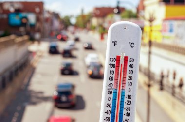 Montreal 'de sıcak hava dalgası sırasında arabaların önündeki termometre ve trafik.