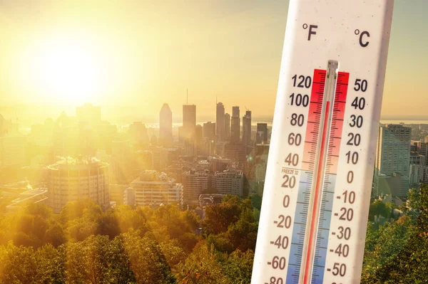カナダの熱波の間のモントリオールのスカイラインの前の温度計 — ストック写真