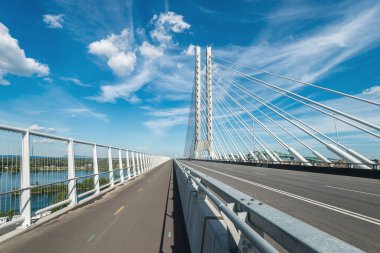 Montreal, CA - 31 Temmuz 2020: Samuel de Champlain Köprüsü üzerinde çok amaçlı yol