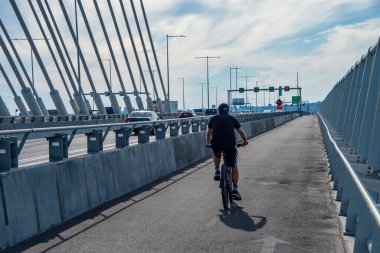Montreal, CA - 31 Temmuz 2020: Samuel de Champlain Köprüsü üzerinde çok amaçlı yol