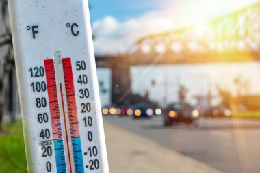 Montreal 'de sıcak hava dalgası sırasında arabaların önündeki termometre ve trafik.