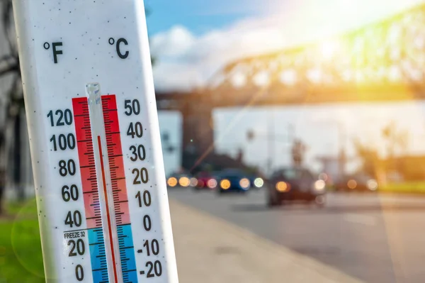 Montreal 'de sıcak hava dalgası sırasında arabaların önündeki termometre ve trafik.