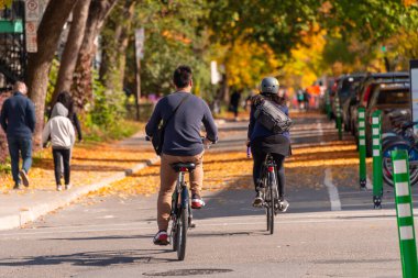 Montreal, CA - 4 Ekim 2020: Bisiklet süren iki kişinin arka görünümü