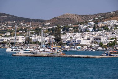 Parikia, Paros, GR - 22 Ağustos 2025: Binaları ve caddeleriyle Parikia kentinin genel görünümü