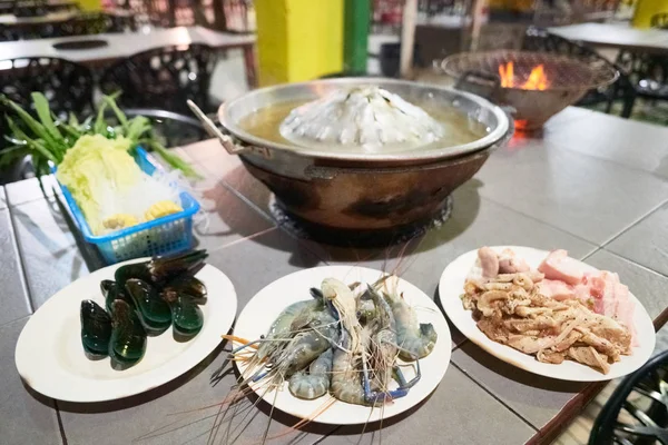 新鮮な食材の 料理はテーブルのレイアウト Mookata タイでローカルに知られている鍋が好きな地元の珍味 — ストック写真