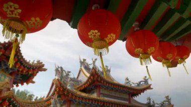 Geleneksel kırmızı fener bir Budist tapınağı yapı asılı. Kamera hareketi geleneksel bir Budist tapınağı mimarisi ortaya koymaktadır..