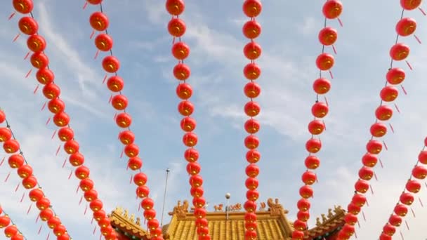 Några Rader Röd Lykta Hängande Utanför Buddhistiska Tempel Struktur Kamerarörelser — Stockvideo