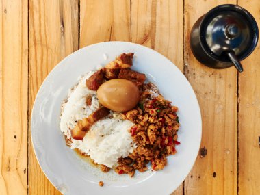 Domuz fesleğen ve kızarmış yumurta ile bir tabak