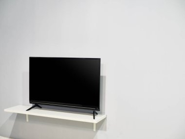 Büyük boş duvarlı bir televizyon seti