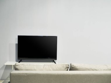 Bej renkli kanepeli bir televizyon seti