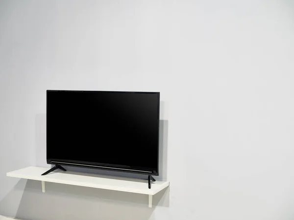 Büyük boş duvarlı bir televizyon seti