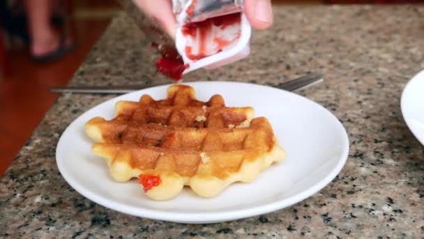 Marmelade auf Waffel — Stockvideo