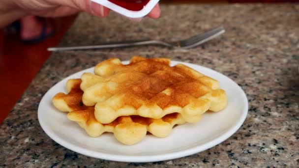 Poniendo mermelada en waffle — Vídeos de Stock