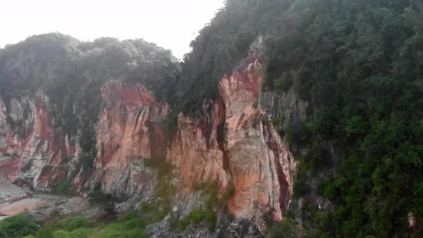 Luftaufnahme eines Kalksteinhügels mit freigelegtem Gesicht in ipoh — Stockvideo